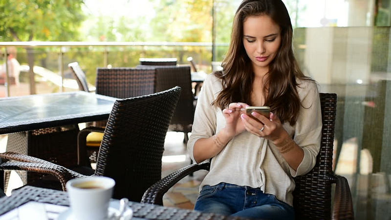تجسس على هاتف صديقته