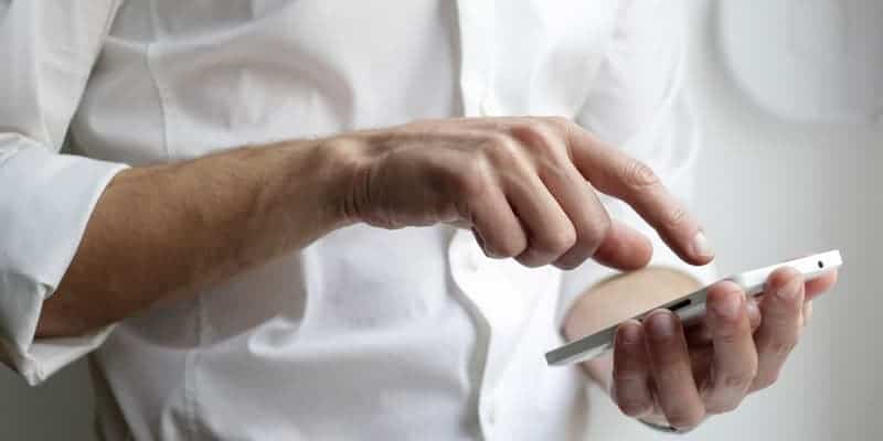 誰かの携帯電話をスパイする方法